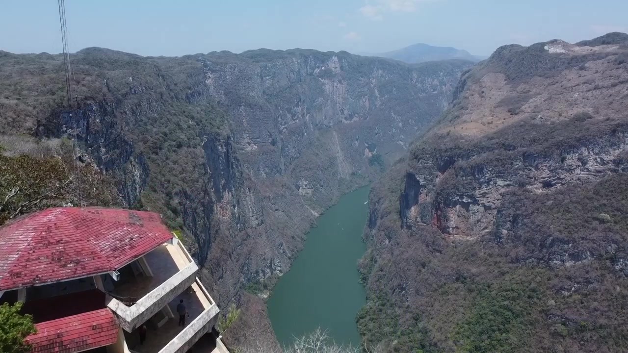 Ripresa con drone che rivela un canyon gigante