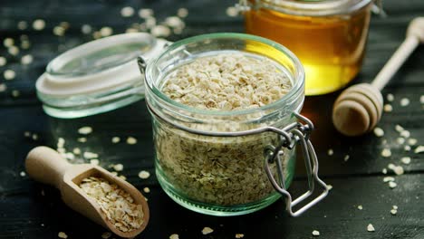 avena y miel en tarros de cristal