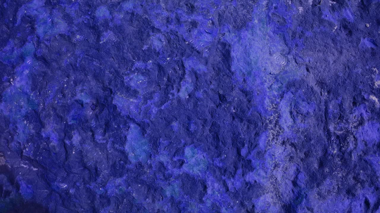 4k gota de lluvia en daño duro pesado superficie de piedra de granito violeta de la cueva para el papel tapiz interior