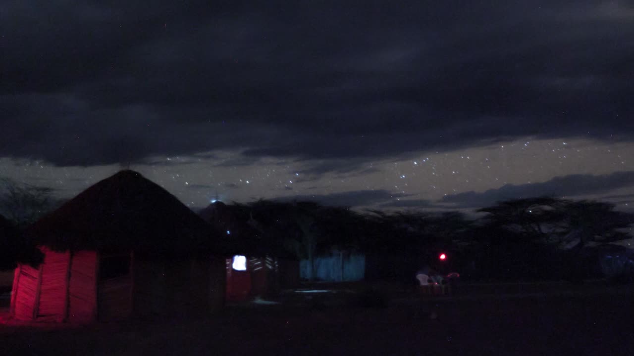 Il cielo notturno africano del Kenya prende vita in uno straordinario timelapse che mostra un team di astronomi in azione sullo sfondo di un Parco Nazionale, con il maestoso paesaggio montano del Kilimanjaro e le Nubi di Magellano.