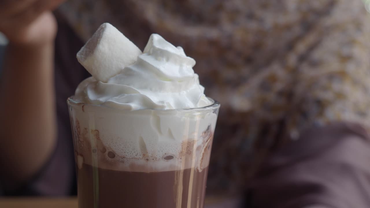 Cioccolato caldo con panna montata e marshmallows