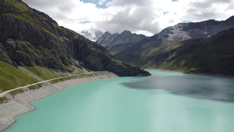 el bellamente brillante lac de moiry a vista de pájaro, bellamente situado en medio de los alpes suizos en el cantón de valais