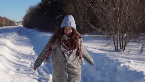 mujer caminando en el bosque nevado