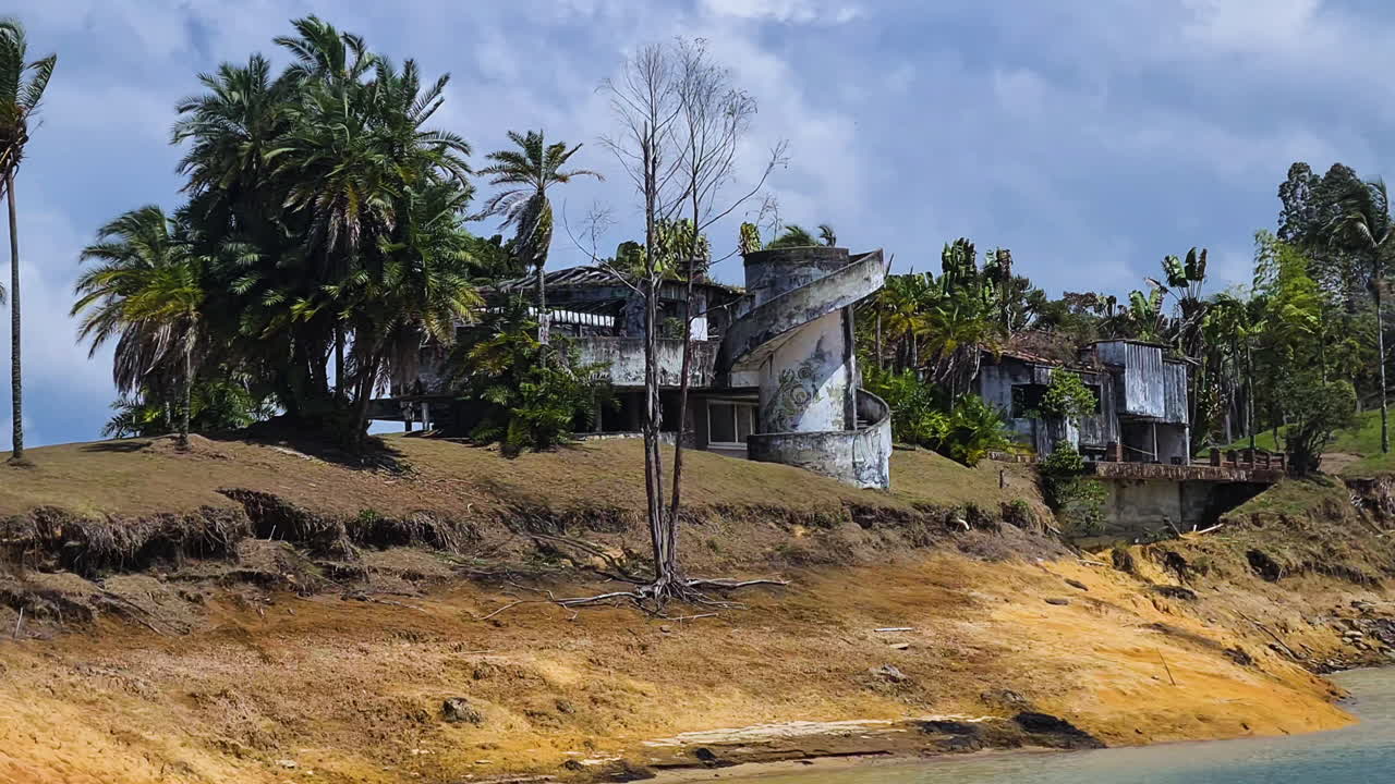 호수 에 있는 버려진 열대 저택