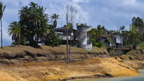 mansión tropical abandonada junto al lago