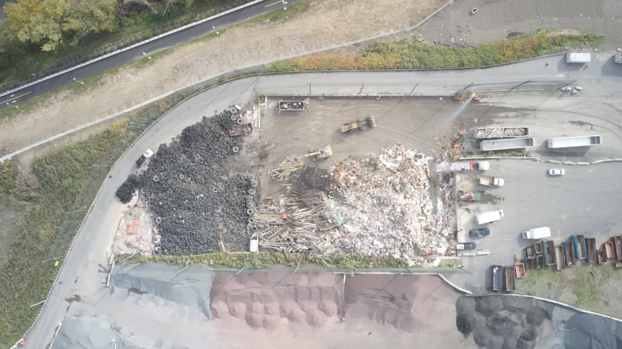 금속과 타이어를 통해 이동하는 재활용 센터