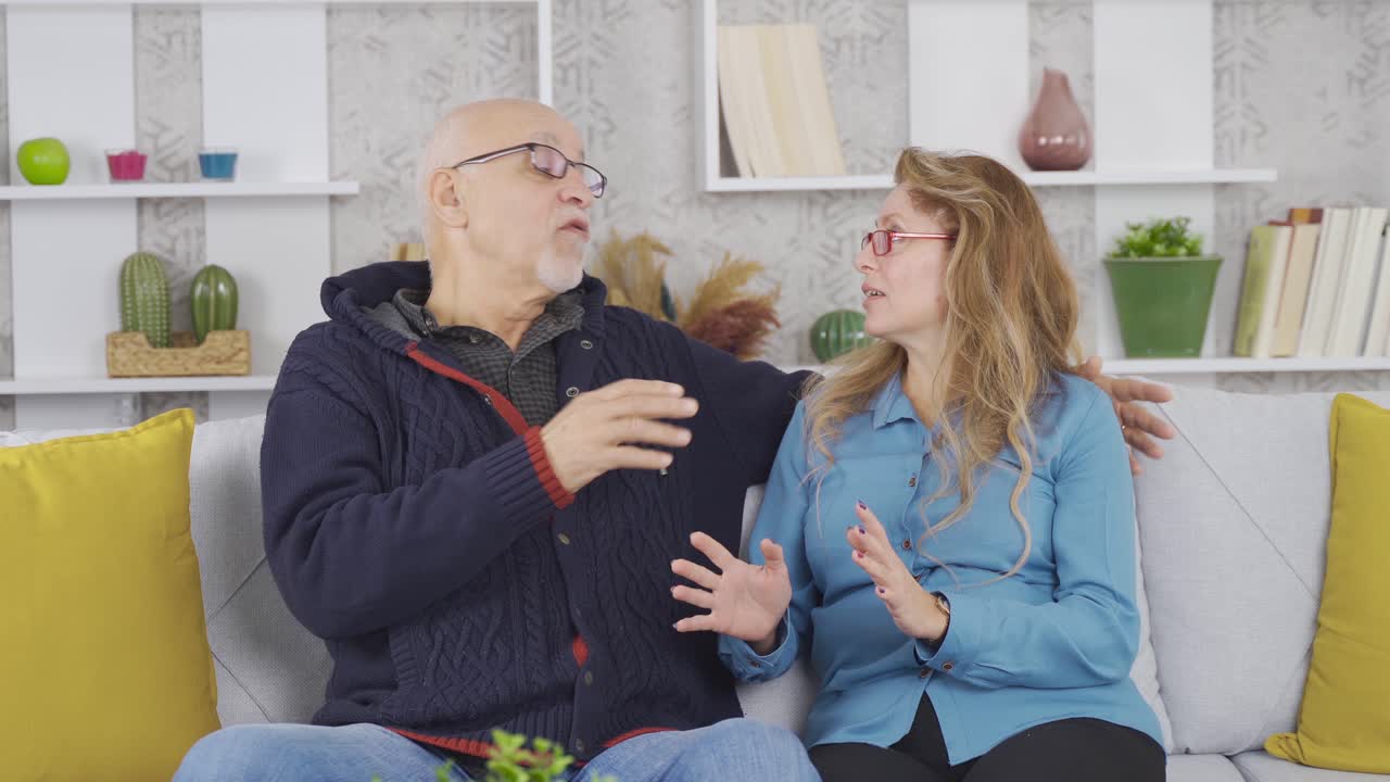 o velho casal conversa felizmente e finalmente bate nas mãos.