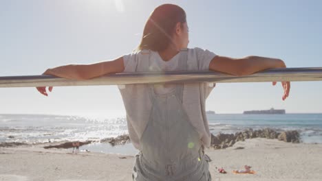 mujer joven sentada en una playa