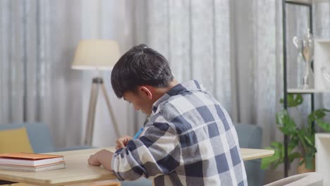 집에서 공부하는 젊은이