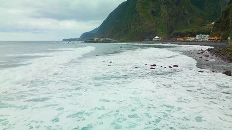 Vuelo-De-Drones-Sobre-La-Costa-Rocosa-De-Madeira-Y-Alcanzando-Olas-Durante-El-Día-Nublado---Vuelo-En-ángulo-Bajo