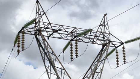 detalle de la gran torre de transmisión de energía