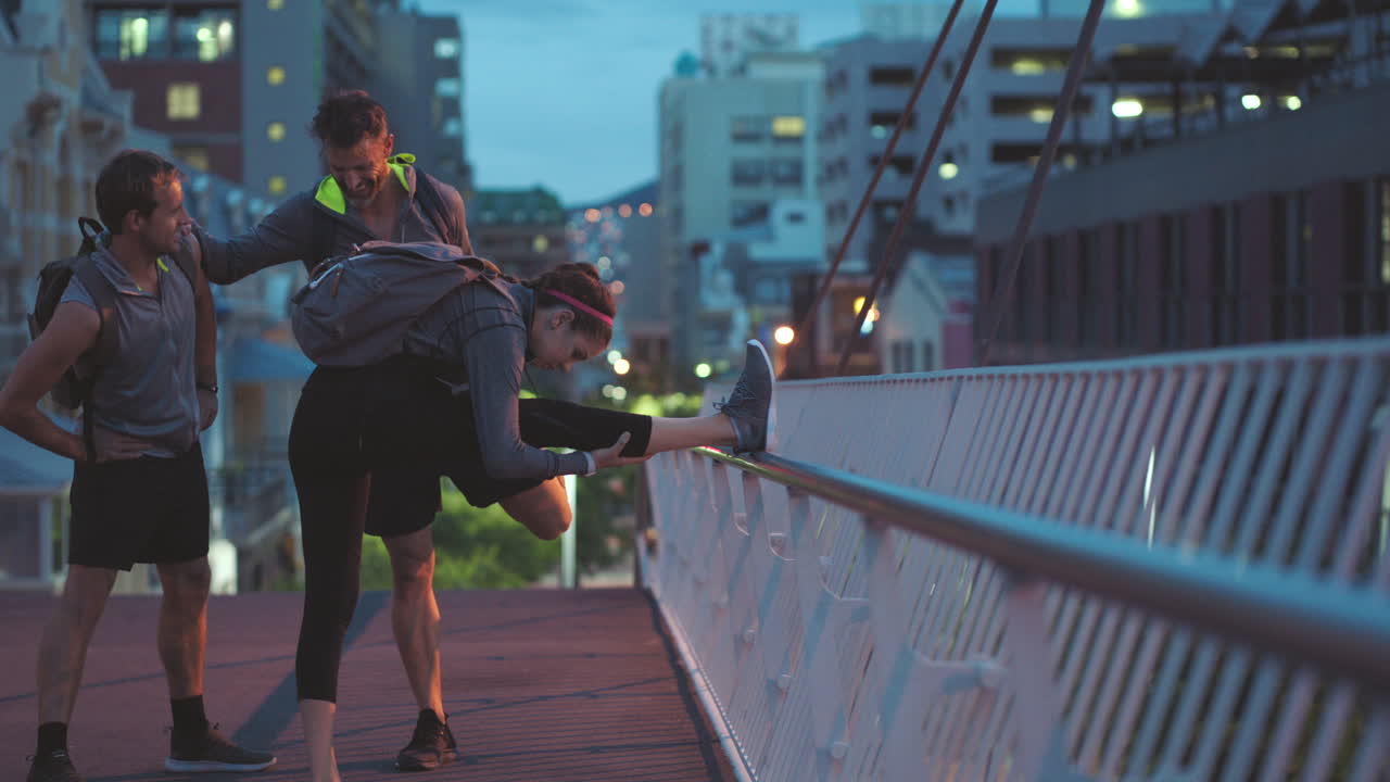 estiramiento y calentamiento en grupo de fitness