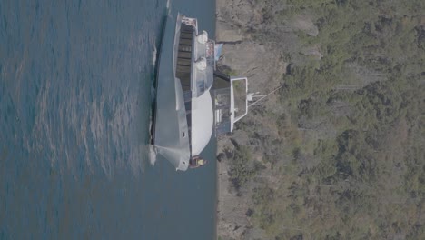 Un-Yate-Arrastrero-Navegando-Serenamente-Por-Las-Tranquilas-Aguas-De-La-Patagonia,-Argentina