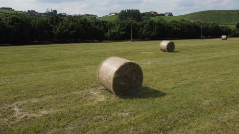 balas de heno en el campo agrícola vista aérea