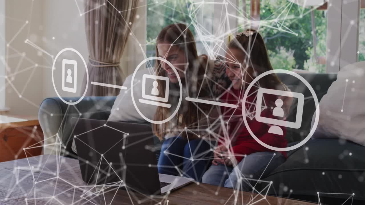 animación de la red de conexiones de procesamiento de datos sobre madre e hija usando portátil.