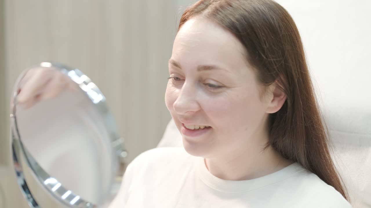 얼굴 주사 절차를 수행하는 미용 전문가