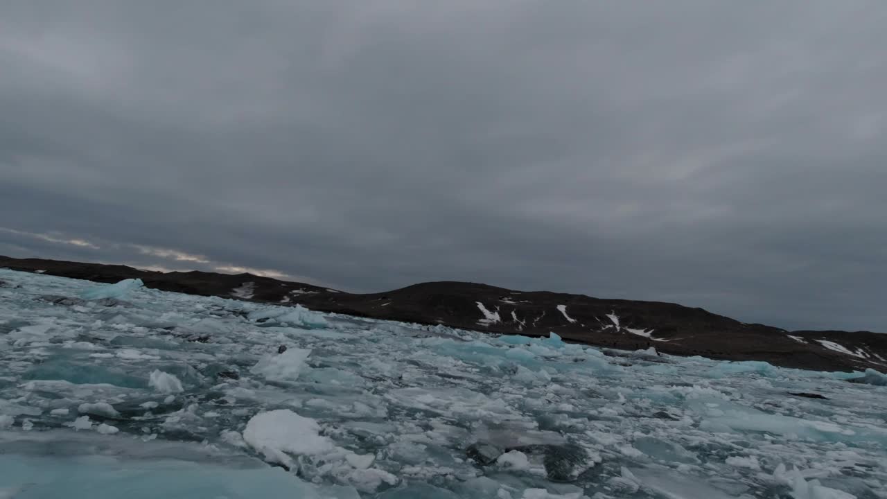 아이슬란드의 놀라운 얼어붙은 바닷물 - 공중 촬영