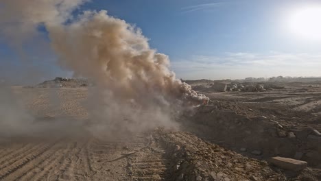 Die-IDF-Setzt-Rauchgranaten-Ein,-Um-Truppen-Zu-Schützen,-Die-über-Offenes-Gelände-Vorrücken