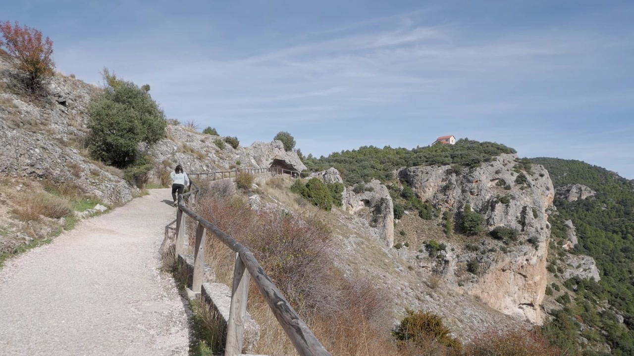 Donna in escursione verso il belvedere Balcón del Diablo, con vista sul fiume Rio Lobos e sulle scogliere a Soria, Spagna. Giornata di sole con cielo azzurro limpido.