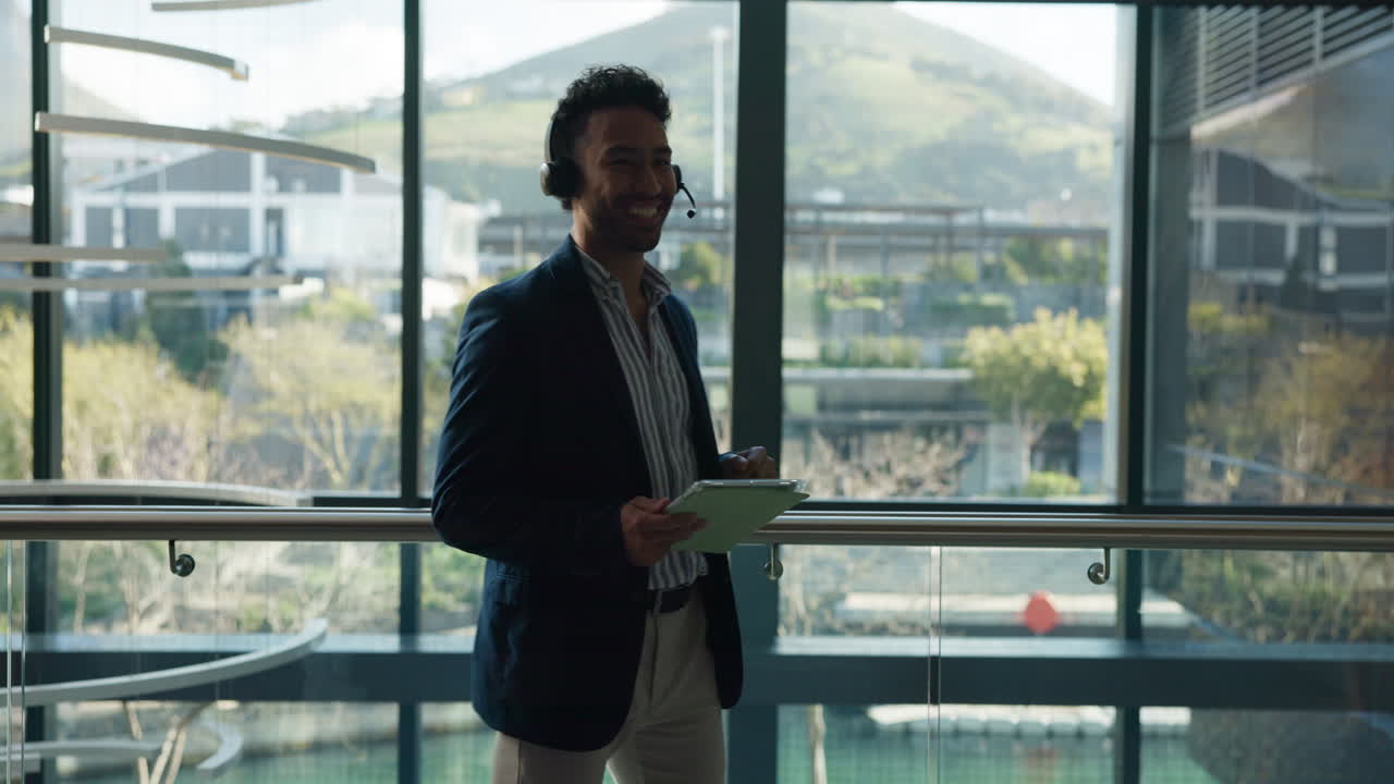 uomo che usa il tablet in un ufficio moderno