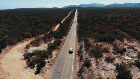 Vista-Aérea-Del-Vehículo-En-Una-Carretera-Remota-En-México,-Un-Camino-Recto-A-Través-Del-Desierto-Mexicano