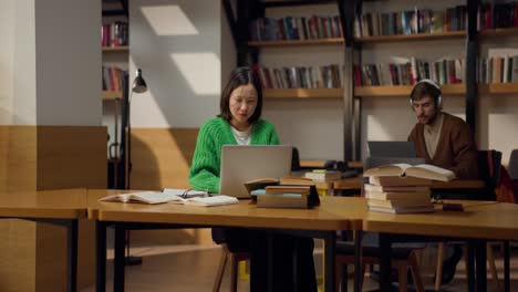 estudiantes que estudian en una biblioteca moderna