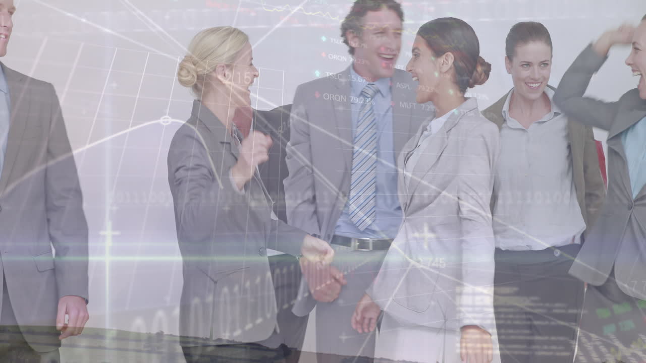 Animatie van grafieken, een handelsbord, computertaal over diverse collega's die zich losmaken.