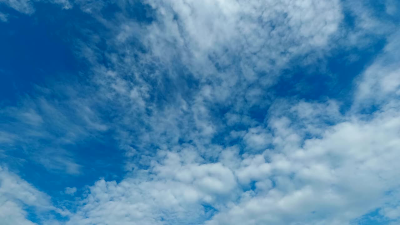 파란 하늘에서 구름이 움직이고 있습니다. 시간 경과