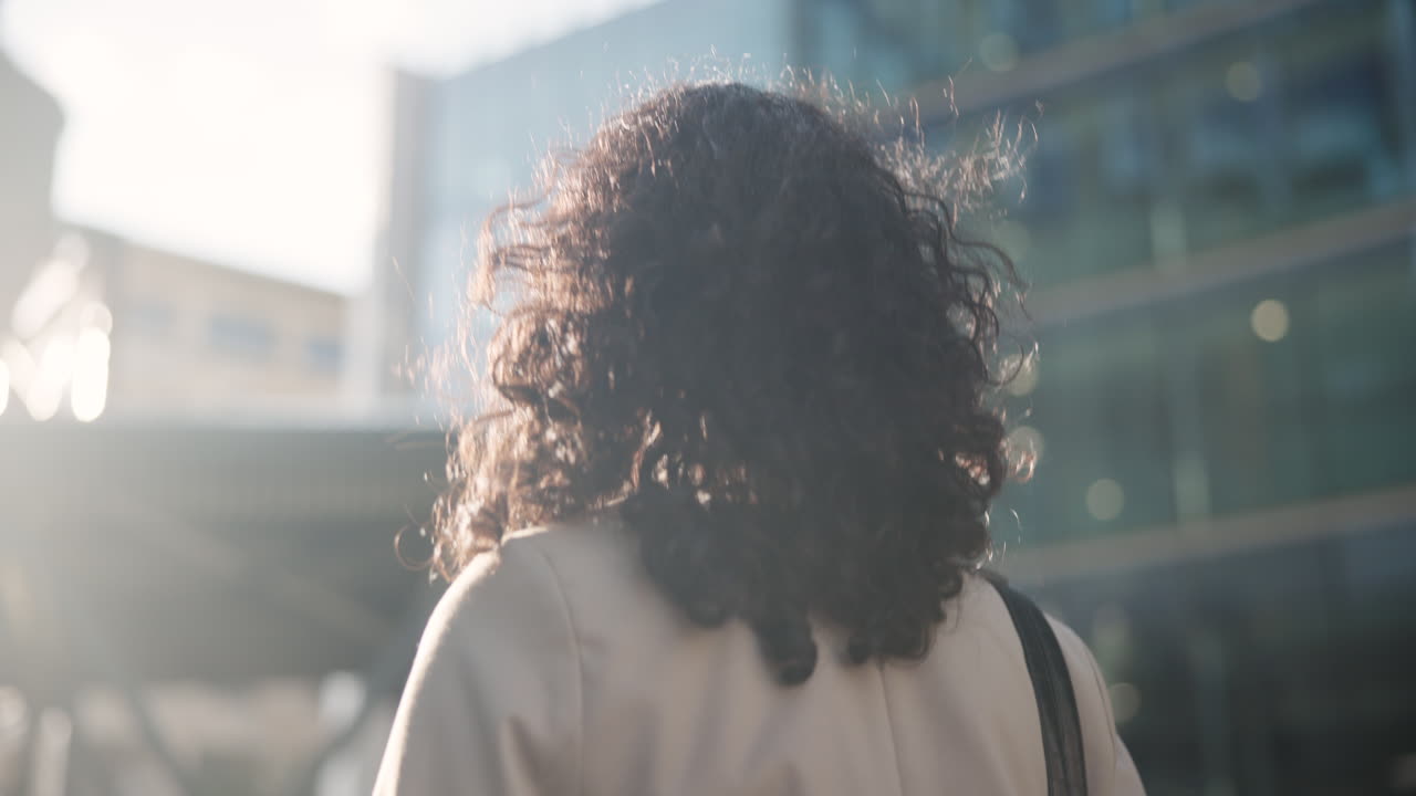 도시에서 고 있는 여자