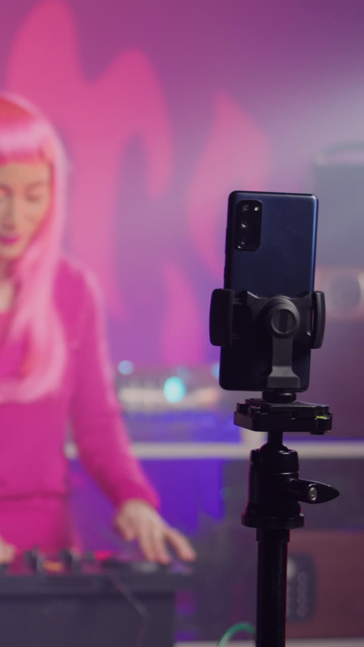Vertikal video: Asiatisk kunstner mixer techno-lyd under musikindspilning