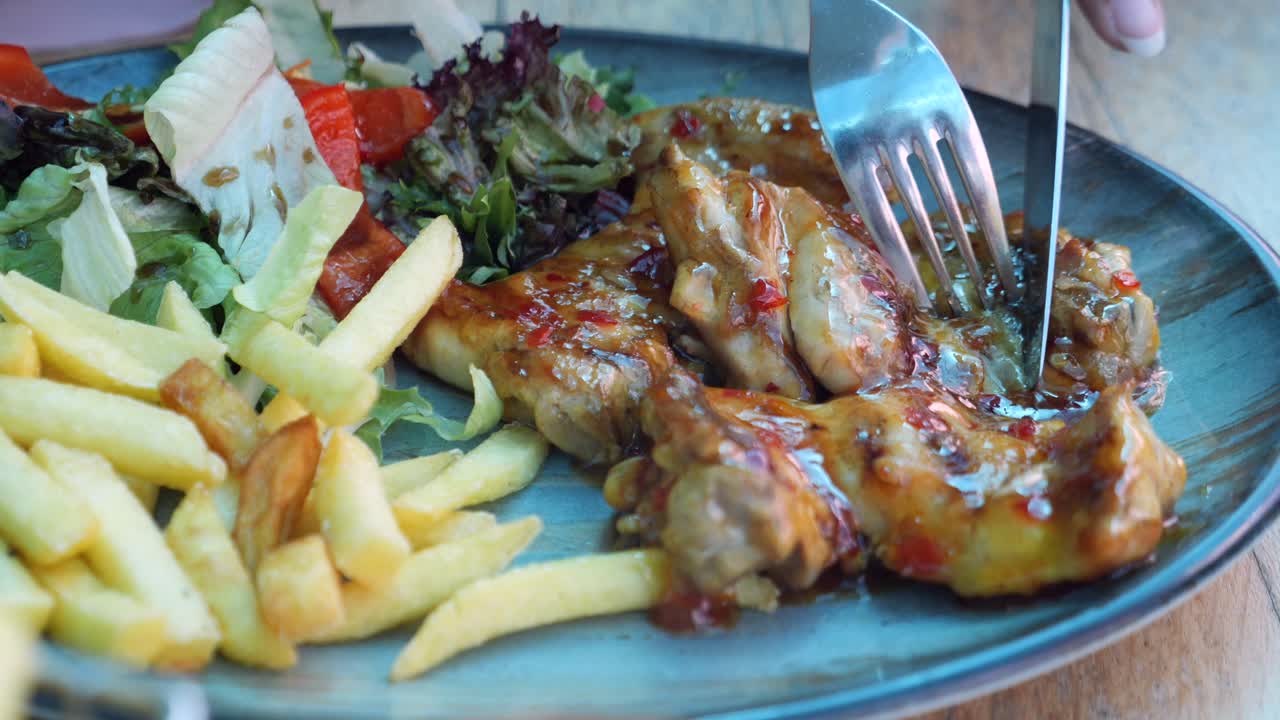 pollo a la parrilla con papas fritas y ensalada