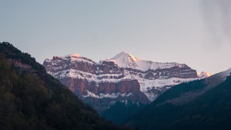 ordesa national park mondarruego mountain catching first sunrays in the morning sunrise snowy mountain alpenglow timelapse