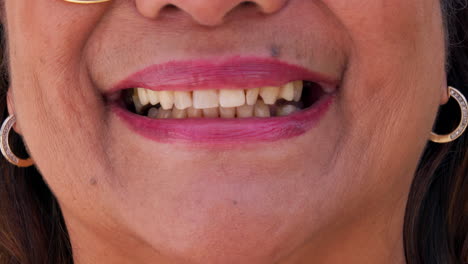 sonrisa, boca y primer plano de una mujer madura en la ciudad