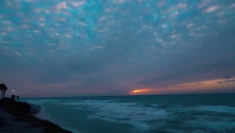 Hermosa-Puesta-De-Sol-En-El-Lapso-De-Tiempo-De-La-Playa