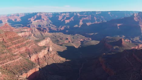 Drone-Volando-En-El-Gran-Cañón,-Hermosa-Vista-Aérea-Al-Amanecer