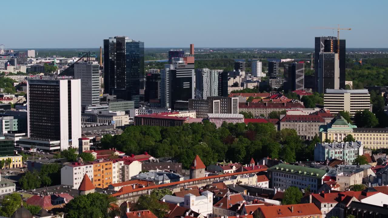 un avión no tripulado disparado hacia adelante sobre el moderno distrito comercial de maakri en tallin, estonia