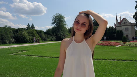 una mujer joven en un parque.
