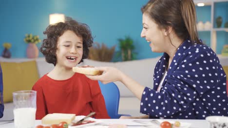 Fröhliches-Familienmorgenfrühstück.-Das-Kind-Schaut-Hungrig-Auf-Den-Tisch.