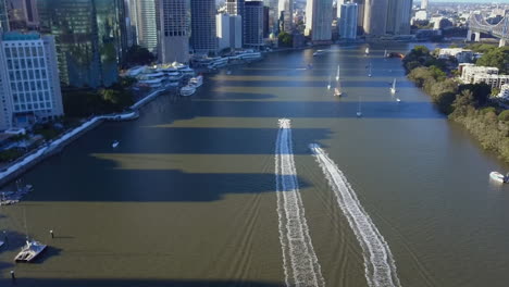 Toma-Aérea-De-Dos-Motos-De-Agua-En-El-Río-Brisbane,-Queensland