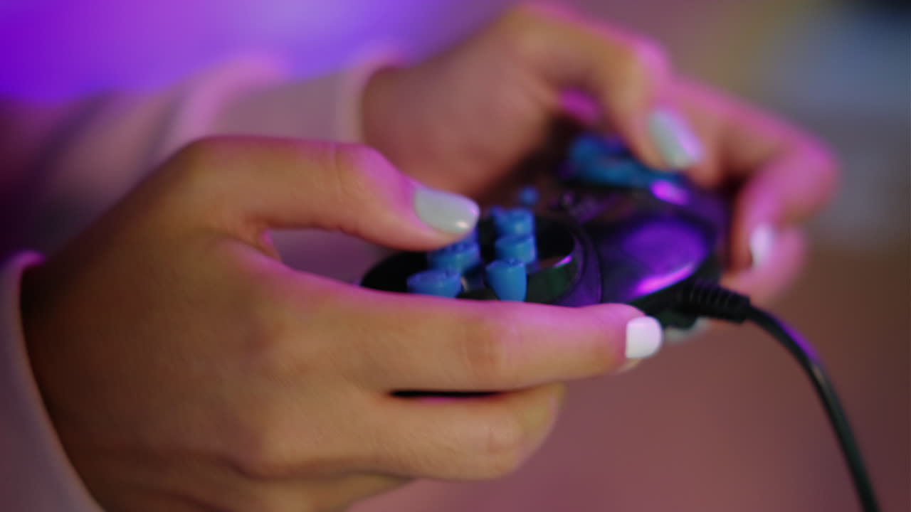 donna che gioca a videogiochi