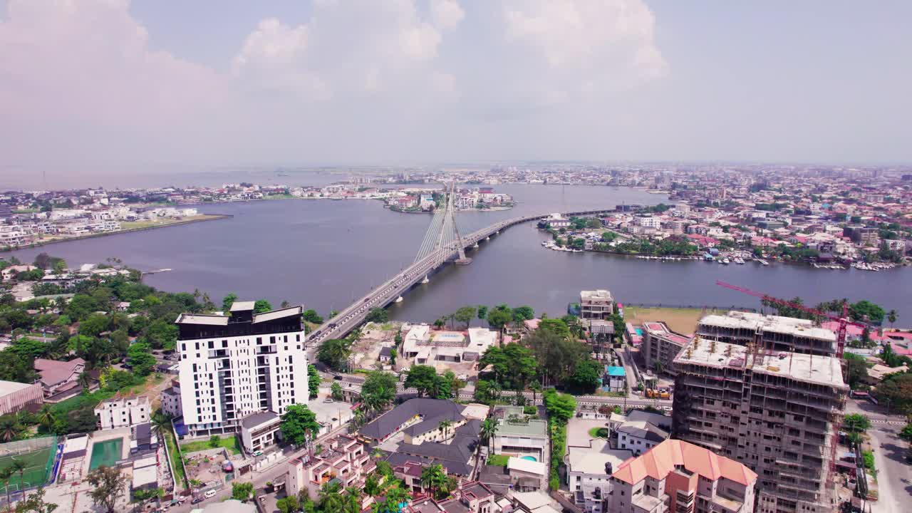 paisaje del barrio de ikoyi en lagos que muestra el puente de enlace lekki-ikoyi
