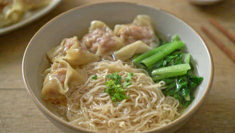 Fideos-De-Huevo-Con-Sopa-Wonton-De-Cerdo-O-Sopa-De-Albóndigas-De-Cerdo-Y-Verduras---Estilo-De-Comida-Asiática