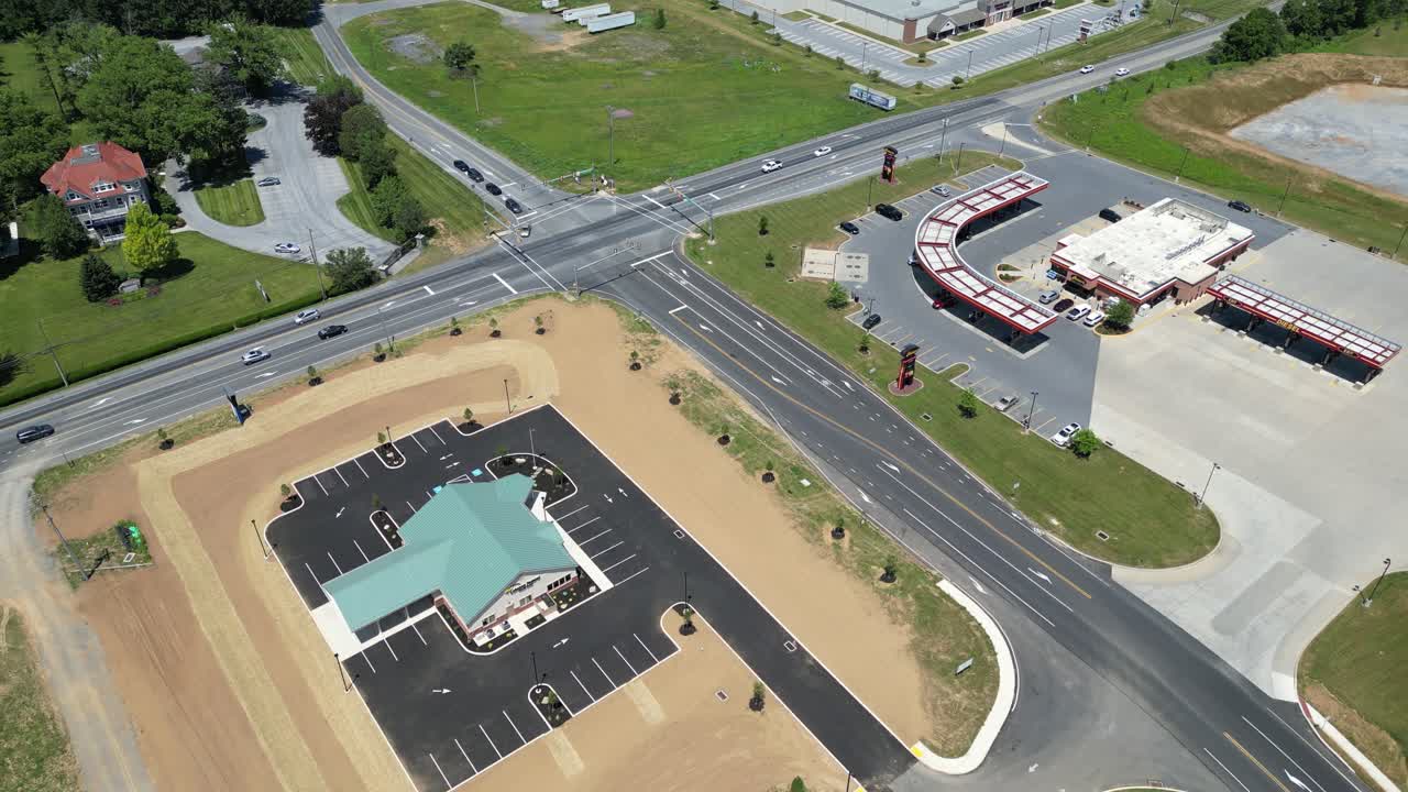 공장, 창고, 주유소 를 포함 하는 사업 구역 의 드론 에서 볼 수 있는 모습