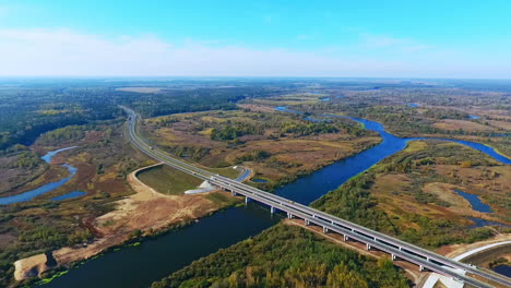 Autobahnbrücke-über-Den-Fluss.-Luftaufnahme-Einer-Straßenbrücke-über-Wasser.