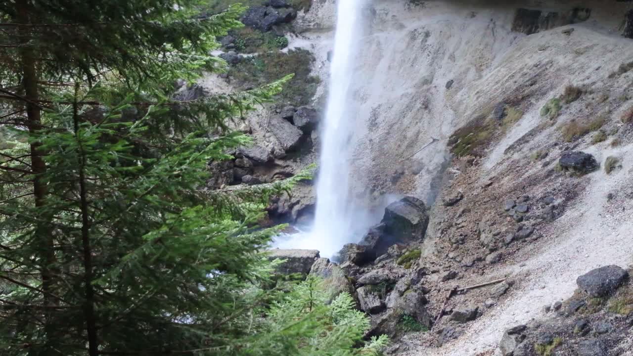 la hermosa cascada de la cascada pericnik en eslovenia