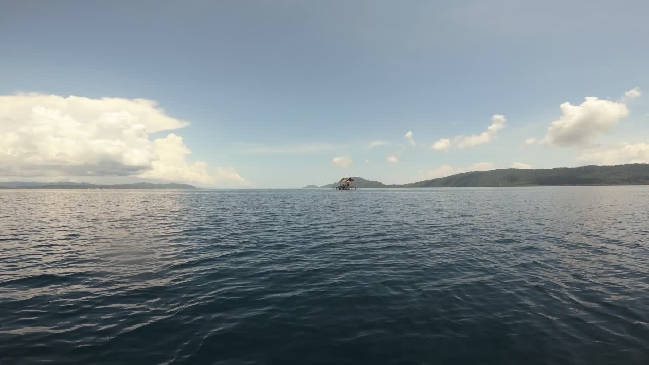 Una vista da una barca in movimento cattura la vasta distesa dell'oceano a Raja Ampat, Indonesia.