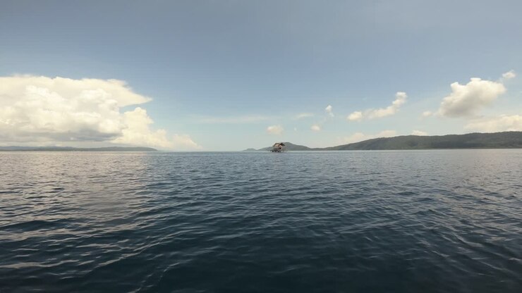 Una vista da una barca in movimento cattura la vasta distesa dell'oceano a Raja Ampat, Indonesia.