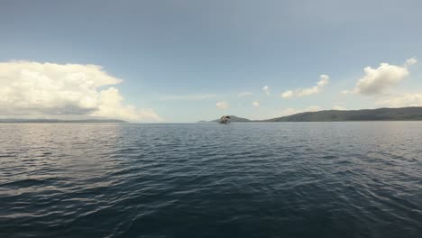 una vista desde un barco en movimiento captura la vasta extensión del océano en raja ampat, indonesia