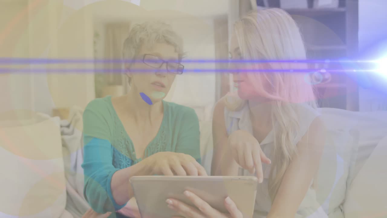 animación de formas sobre madre caucásica con hija adulta usando computadora portátil