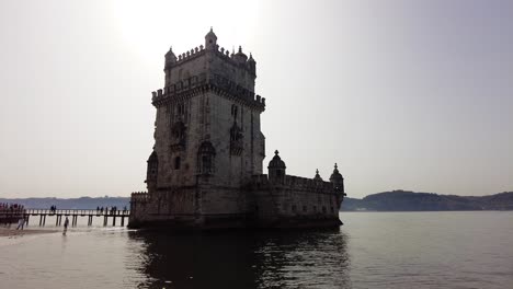 Blick-Auf-Den-Belem-turm-Bei-Sonnenuntergang-In-Lissabon,-Portugal---Weitschuss